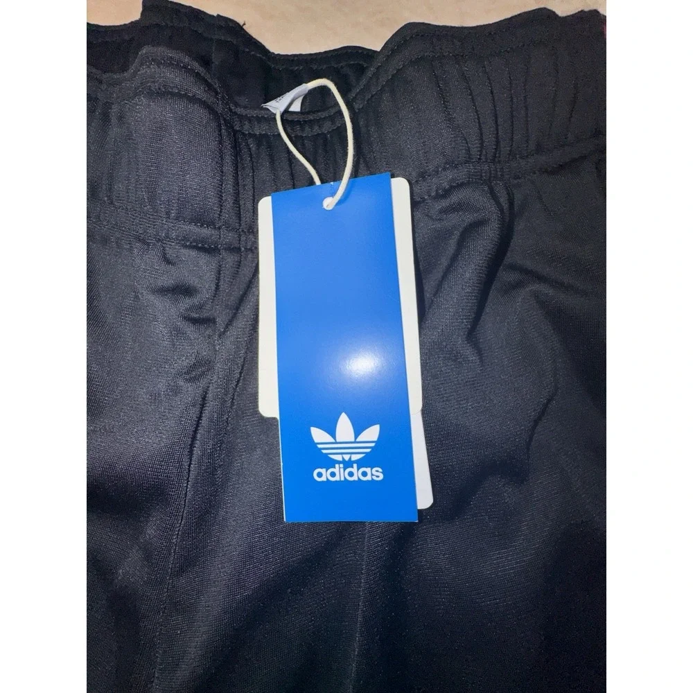 NWT Boys Adidas Originals Trefoil Lifestyle Shorts Black/Red IX1852 Size XL